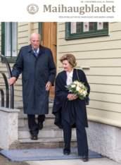 Kongeparet på vei ned trappen fra dronningens barndomshjem på Maihaugen.